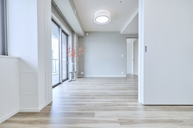 SKY DUO SUN VILLAGE T棟  34階の居間・リビング|床暖房が設置された11.5帖のリビングダイニングです。