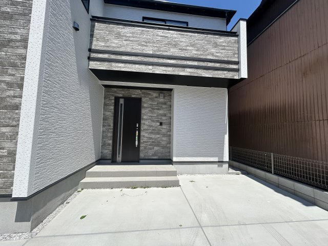 新築　高崎市若松町　Heartful　Town　１号棟の玄関|現地写真　ポストと一体型のTVモニターホンでセキュリティ安心！
