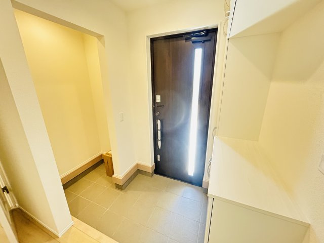 新築　高崎市若松町　Heartful　Town　１号棟の玄関|現地写真　シューズインクロークと下駄箱があり、かなりの収納量が期待できます！							
