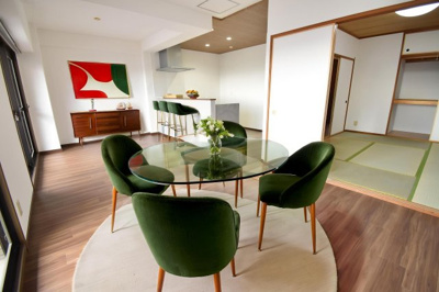 【居間・リビング】 | サーパス鴨池通り弐番館 | ※家具はAIで作成したイメージです。