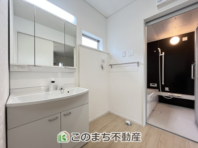 【洗面所】 | CRADLEGARDEN小山市東間々田第7　4号棟 | シャンプードレッサーで朝の身支度♪伸びるホースでお掃除も簡単清潔です！