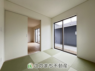 【和室】 | CRADLEGARDEN小山市東間々田第7　4号棟 | お子様のお昼寝にも便利な和室です。大きな窓から暖かな日差しが差し込みます♪