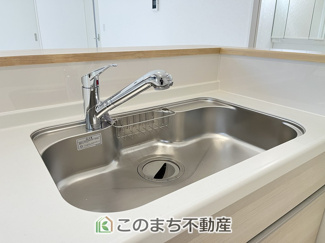 【キッチン】 | CRADLEGARDEN小山市東間々田第7　4号棟 | ビルトイン型浄水器を内蔵したキッチン水栓。お米を研いだり、野菜を洗ったりするときなど用途に応じてワンタッチで浄水に切り替えが可能です。カートリッジ式なので、フィルターを簡単に交換する事が出来ます。