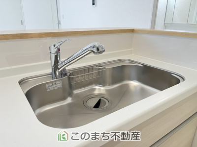 【キッチン】 | CRADLEGARDEN小山市東間々田第7　4号棟 | ビルトイン型浄水器を内蔵したキッチン水栓。お米を研いだり、野菜を洗ったりするときなど用途に応じてワンタッチで浄水に切り替えが可能です。カートリッジ式なので、フィルターを簡単に交換する事が出来ます。