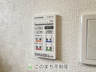 【設備】 | CRADLEGARDEN小山市東間々田第7　4号棟 | 雨の日や湿気の多い梅雨時期など、洗濯物が乾き難い時期に重宝する浴室換気乾燥機。乾燥機能だけではなく、冬場の浴室内の寒暖差を緩和する暖房機能も標準装備。ヒートショック対策に一役買います。