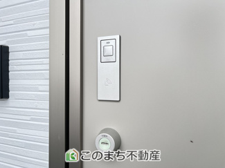 【設備】 | CRADLEGARDEN小山市東間々田第7　4号棟 | 玄関キーは上下２箇所のダブルロックキーと防犯性の高い電池錠で安全に配慮してます。