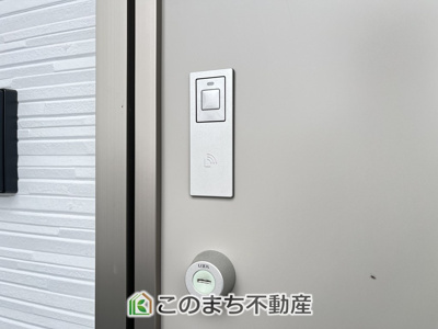 【設備】 | CRADLEGARDEN小山市東間々田第7　4号棟 | 玄関キーは上下２箇所のダブルロックキーと防犯性の高い電池錠で安全に配慮してます。