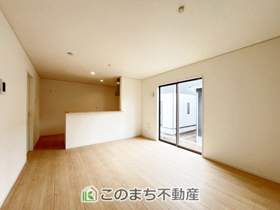 【居間・リビング】 | CRADLEGARDEN小山市東間々田第7　4号棟 | 洋室はお手入れのしやすいフローリング仕様です。普段はフロアモップなどを使って、簡単にお掃除していただけます◎