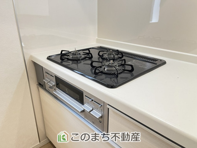 【キッチン】 | CRADLEGARDEN小山市東間々田第7　4号棟 | 三ツ口コンロ採用で、同時調理もスムーズ◎！お料理を並べられるカウンター付きで、配膳・片付けをサポート！リビングで過ごすご家族とコミュニケーションを楽しみながら作業可能です♪