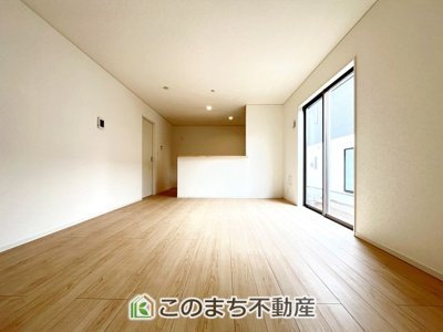 【居間・リビング】 | CRADLEGARDEN小山市東間々田第7　4号棟 | 開放感のある広々としたリビング☆家族みんなでゆったりくつろげます♪
南側から暖かな日差しが差し込みます♪キッチンからリビングの様子がよく見渡せます☆