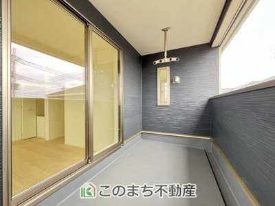 【バルコニー】 | CRADLEGARDEN小山市東間々田第7　4号棟 | 南向きの大型バルコニーは陽当り良好で、たっぷりのお洗濯物もよく乾きます！
さらにインナーバルコニーなので雨の日でも安心してお出かけできますね♪