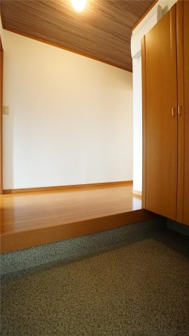 ラフィーネ津志田の玄関