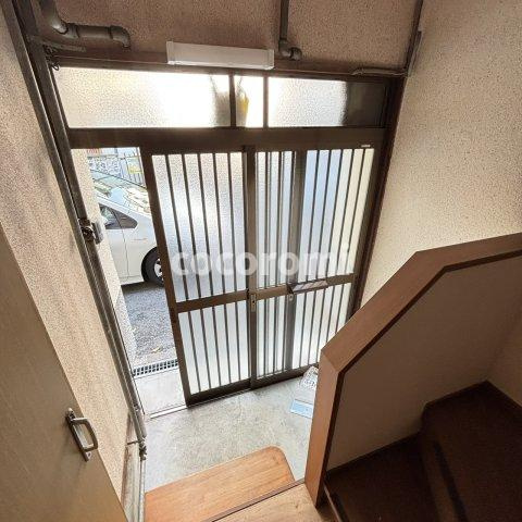 野里町テラスの玄関