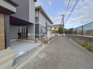 【前面道路含む現地写真】