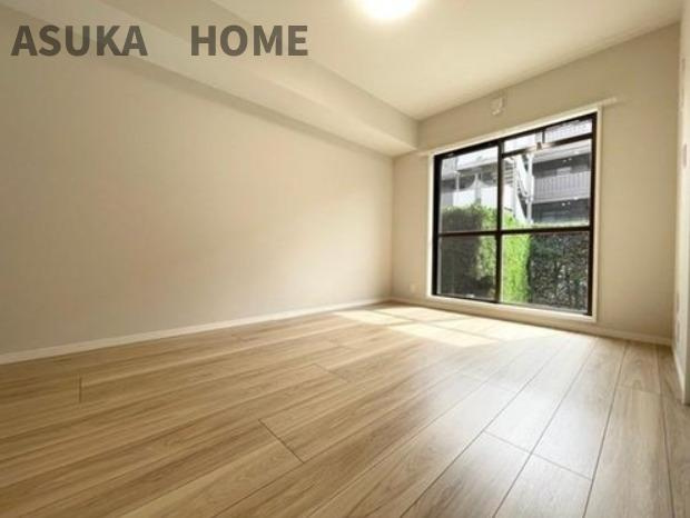 藤和ライブタウン大船３号棟の洋室|窓が大きく明るい洋室です。