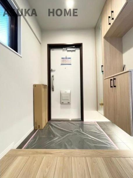 藤和ライブタウン大船３号棟の玄関|全身鏡付のシューズボックスで、身だしなみチエックもできます。