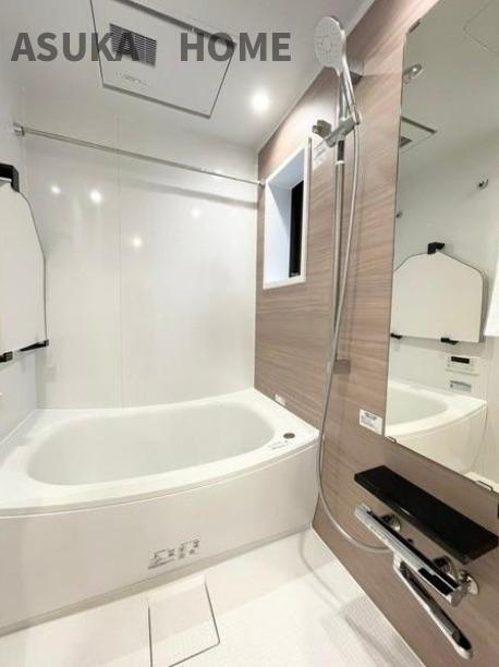 藤和ライブタウン大船３号棟の浴室|窓付きで明るく浴室暖房乾燥機付きの清潔感あるお風呂になります。