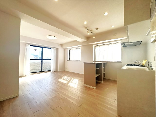 ロイヤルステージ浅草の居間・リビング|リビングは家族が1番くつろげる癒しの空間、家族が集い憩うリビングスペースはナチュラルカラーの明るい心地良い空間に仕上がりました。