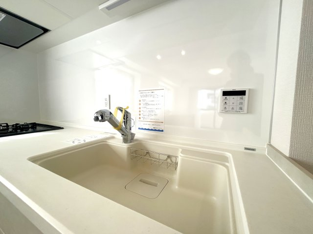 ロイヤルステージ浅草のキッチン|天板とシンクが同じ素材の為、つなぎ目がなく汚れにくい造りになっております。