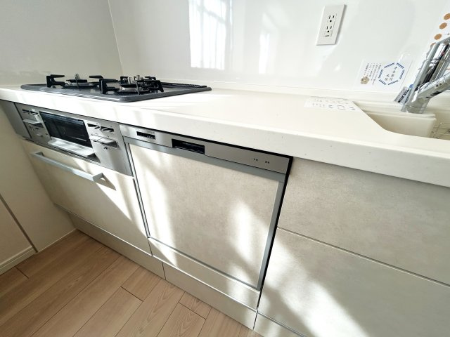 ロイヤルステージ浅草のキッチン|「ビルトインタイプ食器洗乾燥機」通常の手洗いでは使用出来ないほど高温のお湯や高圧水流を使うことにより汚れを効果的に落とすことができる。殺菌効果が非常に高く哺乳瓶などを使う家庭で需要が高く大変便利。