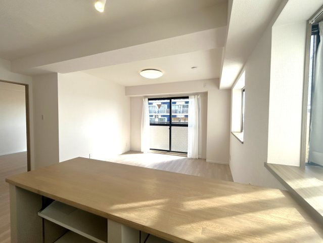 ロイヤルステージ浅草の居間・リビング|家族みんなが爽やかに健やかに過ごせるように、溢れる光をたっぷり取り込んだリビングダイニング。集いの場、憩いの場としての快適性を求めたやすらぎの空間です