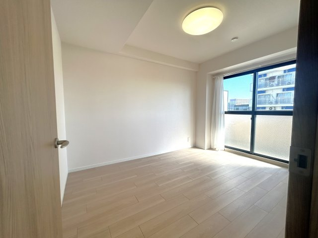 ロイヤルステージ浅草の洋室|～Bed room～
バルコニーから陽当たりが差し込みますので、日中は電気など必要ない明るさとなっております。