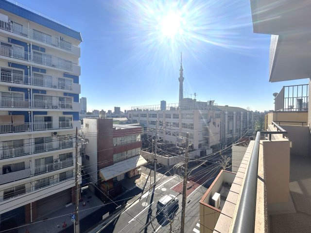 ロイヤルステージ浅草の展望|～Balcony～
お洗濯物が思いっきり干せる陽あたり良好の奥行きのある東南に面したワイドバルコニー。南面に建物もないので風通し、眺望も抜群です。