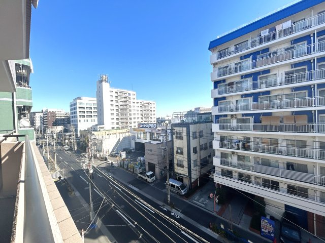ロイヤルステージ浅草の展望|～Balcony～
お洗濯物が思いっきり干せる陽あたり良好の奥行きのある東南に面したワイドバルコニー。南面に建物もないので風通し、眺望も抜群です。