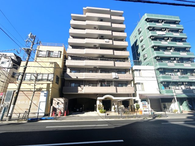 ロイヤルステージ浅草の玄関|時代の流れに惑わされないシックなカラートーンで街並みに溶け込む外観は、主張し過ぎず、また平凡になり過ぎず絶妙なコントラストで輝きを放ちます。