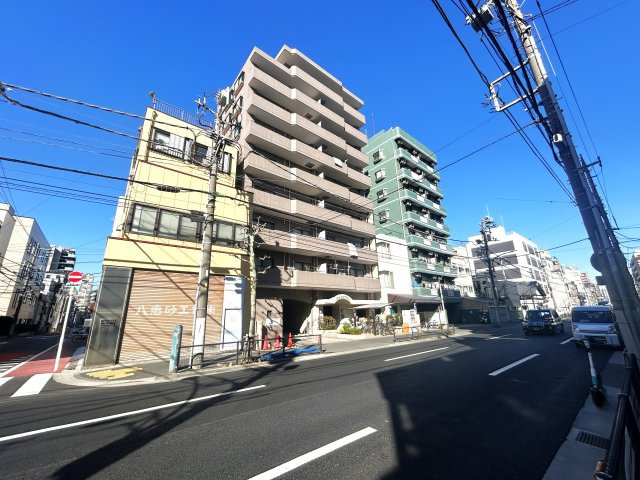 ロイヤルステージ浅草の外観|青空に映えるこの雄大な佇まい。
陽当たり、立地、周辺環境など恵まれた好条件となっております。