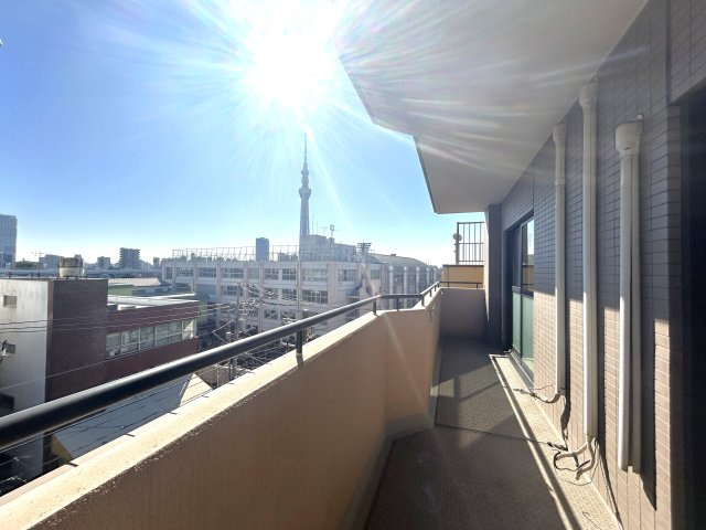 ロイヤルステージ浅草のバルコニー|テーブルを置いてもゆとりのある幅の広いバルコニー。穏やかな景色を楽しみながらティータイムを楽しむのも至福のひと時ですね。