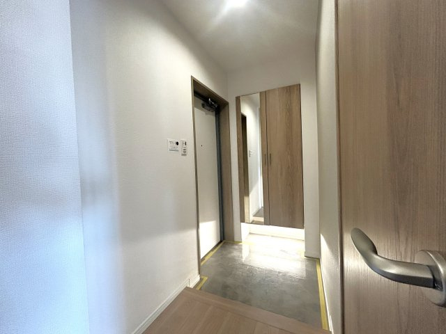 ロイヤルステージ浅草の玄関|玄関ホールがスッキリ広々としていると帰る時も出ていく時も気持ちが良い。来客を出迎える玄関が綺麗ならその家の印象が良くなる。
