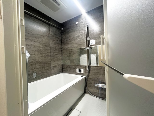 ロイヤルステージ浅草の浴室|掃除のしやすさ・収納の便利さなど、おふろを使う人、お手入れする人、みんなにとっての「しあわせ性能」を追求したバスルームを採用いたしました。