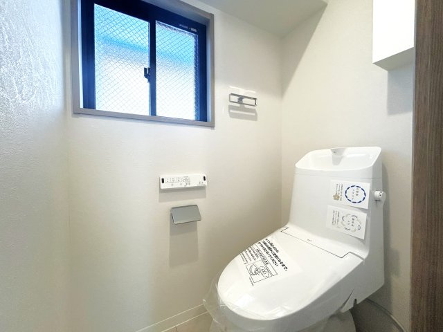 ロイヤルステージ浅草のトイレ|十分なスペースを確保したトイレ。
収納もございますのでシンプルな空間を保てます。