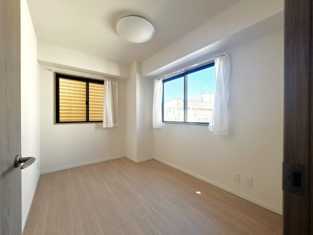 ロイヤルステージ浅草の洋室|穏やかな風と陽光を導き、プライバシーに配慮された設計プランを採用し、居住性を一段と心地よいものにしています。明るく開放的な空間を演出しております。