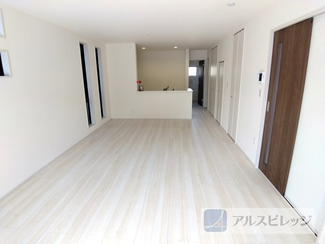 新築/新座市新堀1　全２棟の居間・リビング|ご家族でゆったりとした時間をお楽しみいただける空間になっております。