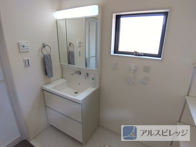 新築/新座市新堀1　全２棟の独立洗面台|使いやすい三面鏡付き