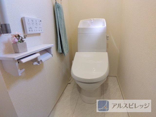 新築/新座市新堀1　全２棟のトイレ|落ち着いた色調のトイレです