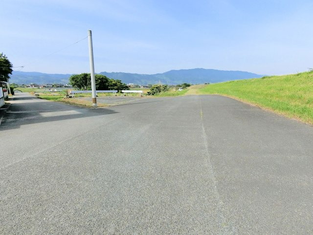 うきは市浮羽町古川　売り土地の前面道路含む現地写真
