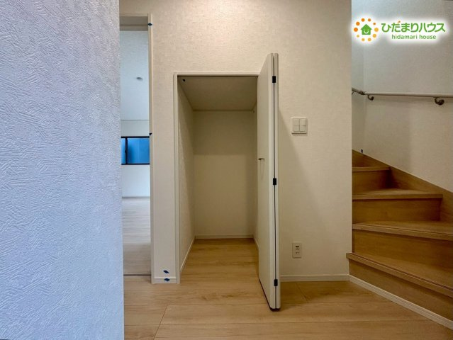 鴻巣市鴻巣　第1　新築一戸建て　クレイドルガーデン　02の収納|階段下のスペースを有効活用した便利な収納です！掃除機などの家事道具や季節物のアイテムをサッと仕舞えて重宝しますよ。デッドスペースを無くし、お部屋をすっきり保つのに役立つ嬉しい仕様です♪