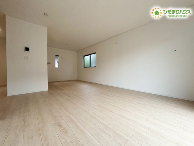鴻巣市鴻巣　第1　新築一戸建て　クレイドルガーデン　02の居間・リビング|奥まで見渡せる開放的なリビングダイニングです！キッチンからの視界が開けており、リビングにいるご家族の様子を見守りながらお料理ができますよ。食事の準備や後片付けもスムーズに進みそうですね♪