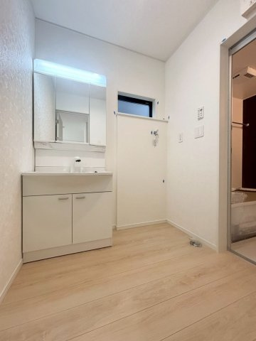 鴻巣市鴻巣　第1　新築一戸建て　クレイドルガーデン　02の独立洗面台|大型の三面鏡を備えた清潔感のある洗面化粧台です！鏡の裏や下部の引き出しに洗面用具やタオル類をたっぷり収納できますよ。朝の身支度もスムーズに行える広々としたパウダールーム空間となっています♪
