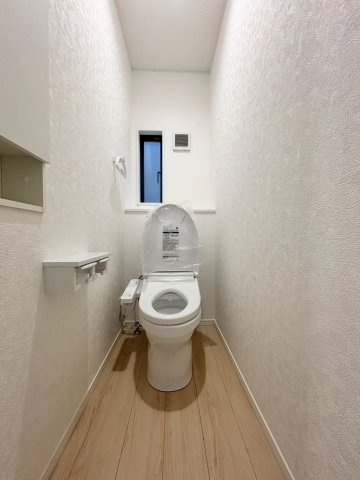 鴻巣市鴻巣　第1　新築一戸建て　クレイドルガーデン　02のトイレ|清潔感あふれるシンプルなトイレ空間です！小窓が設置されているため自然光が入り、いつでも爽やかな空気へ換気できますよ。温水洗浄便座などの快適機能も備わっており、毎日心地よく使用していただけます♪
