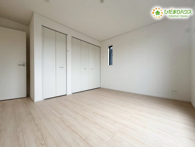 鴻巣市鴻巣　第1　新築一戸建て　クレイドルガーデン　02の寝室|広々とした空間でゆったり休める主寝室です！ベッドを置いてもスペースにゆとりがあり、一日の終わりに心地よい時間を過ごせますよ。シンプルな内装デザインなので、お好みのインテリアが映えそうですね♪