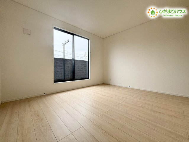 鴻巣市鴻巣　第1　新築一戸建て　クレイドルガーデン　02の洋室|バルコニーにつながる大きな窓がある明るい洋室空間です！風の通り道ができるため、いつでもお部屋の空気を新鮮に保てますよ。お一人おひとりの時間や趣味を大切にできる使い勝手の良いフリースペースです♪