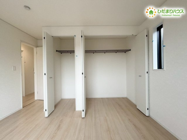 鴻巣市鴻巣　第1　新築一戸建て　クレイドルガーデン　02の収納|横幅が広くたっぷり仕舞える大型クローゼットです！扉が大きく開くため中の荷物が見渡しやすく、お洋服の出し入れもスムーズに行えますよ。お部屋の整理整頓がラクラク進む心強い収納スペースですね♪