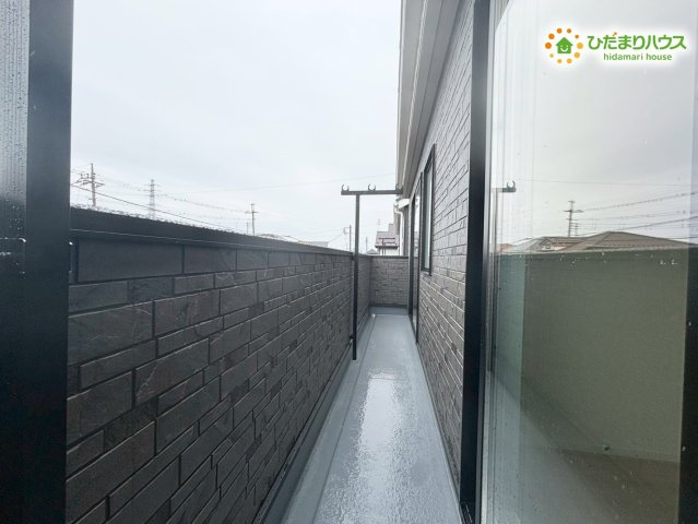 鴻巣市鴻巣　第1　新築一戸建て　クレイドルガーデン　02のバルコニー|2部屋から出入りできる使い勝手の良いバルコニーです！お洗濯やお布団がスムーズに干しやすい動線になっていて、家事がはかどりますね♪心地よい風を感じながら、ほっと一息つくのにもぴったりの場所です♪