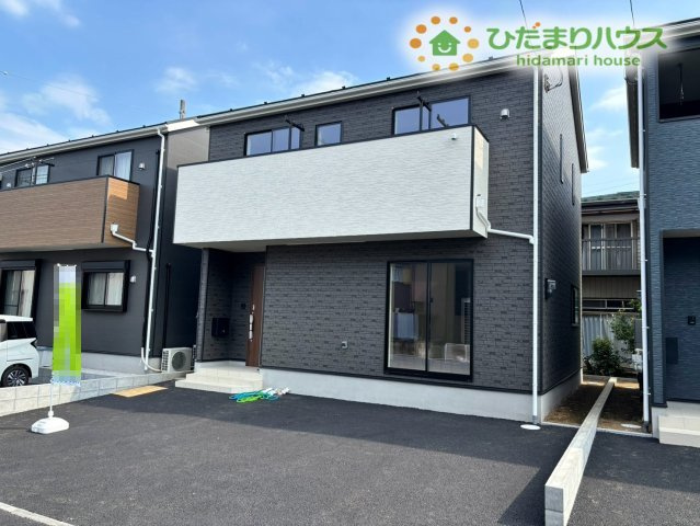 鴻巣市鴻巣　第1　新築一戸建て　クレイドルガーデン　02の外観|落ち着いたシックな色合いがおしゃれな外観デザインです！前面スペースが広々と確保されており、圧迫感のない開放的な住環境ですね。毎日の外出やご帰宅も気持ちよく迎えられる魅力的な佇まいですよ♪