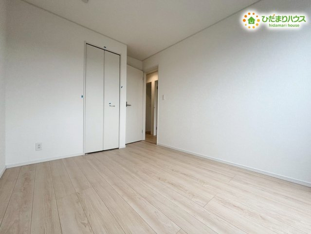 鴻巣市鴻巣　第1　新築一戸建て　クレイドルガーデン　02の洋室|明るい内装でインテリアが映える洋室です！クローゼットも備わっているため、衣類や荷物の保管にも困りませんよ。家族構成や暮らしの変化に合わせて、柔軟にお部屋の役割を変えられるのが魅力です♪