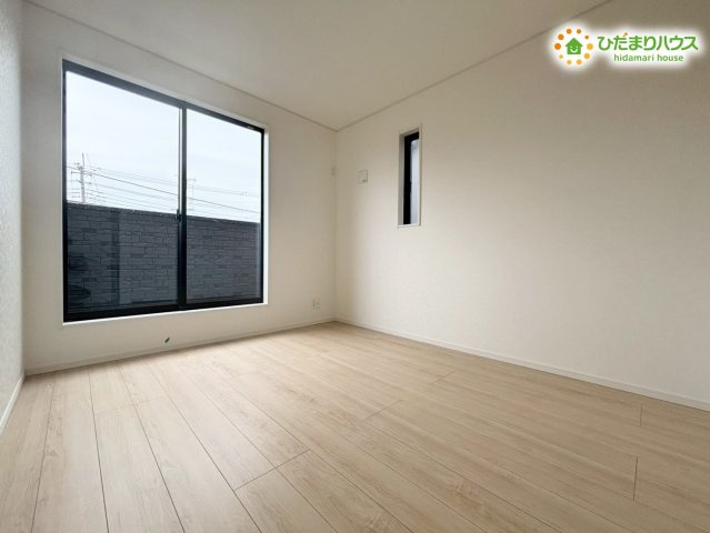 鴻巣市鴻巣　第1　新築一戸建て　クレイドルガーデン　02の洋室|落ち着いたトーンのアクセントが映えるお部屋です！バルコニーに面した大きな窓から明るい光が入るため、日中は照明なしでも心地よく過ごせますよ。一人ひとりのプライベートな時間を快適に演出してくれるお空間です